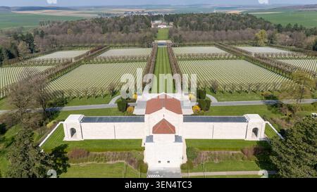 Vista aerea sulla cappella commemorativa e file di croci bianche al cimitero americano Mosa-Argonne nella campagna di Mosa, Francia. Foto Stock
