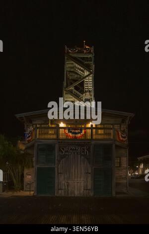 Key West, Florida, USA - 13 maggio 2026: La facciata dello storico edificio del Key West Shipwreck Treasures Museum si erge nella notte buia. Foto Stock