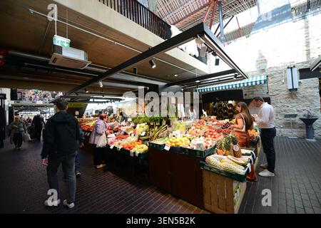 Venditori di prodotti freschi al mercato Balti Jaam di Tallinn, Estonia. Foto Stock