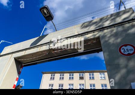 Vista dall'angolo basso del cancello d'ingresso e del muro di sicurezza del Memoriale di Berlino-Hohenschönhausen, l'ex prigione della Stasi. Gedenkstätte Hohenschönhausen. Foto Stock