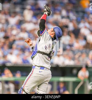 Kansas City, Missouri, Stati Uniti. 9 giugno 2026. Il ricevitore dei Texas Rangers Kyle Higashioka (11) cattura una pop fly nel settimo inning contro i Kansas City Royals al Kauffman Stadium di Kansas City, Missouri. Roman Puno/CSM/Alamy Live News Foto Stock