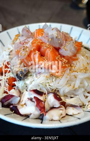 Delizioso piatto tradizionale coreano a base di pesce freddo servito in una grande ciotola di ceramica Foto Stock