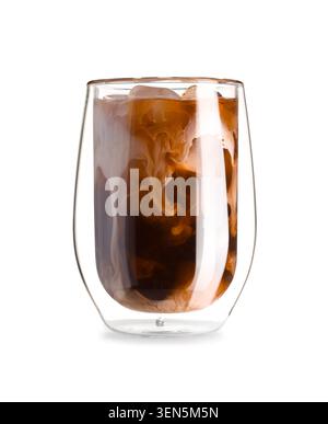 Caffè freddo con vortici di panna in vetro a doppia parete, rinfrescante bevanda fredda con cubetti di ghiaccio, caffè scuro e crema bianca creano un'atmosfera piacevole Foto Stock