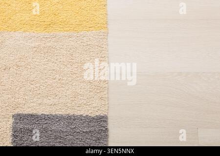 Arredamento moderno con tappezzeria a righe e pavimento in legno chiaro, accogliente sfondo abitativo Foto Stock