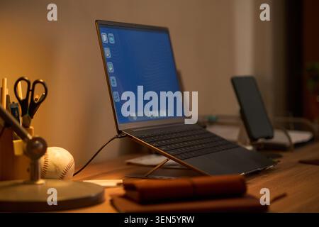Laptop su home desk che mostra l'affaticamento digitale e l'ora dello schermo Foto Stock