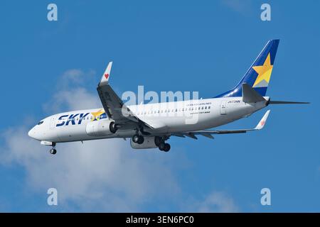 Tokyo, Giappone - 18 dicembre 2022: Aereo passeggeri Skymark Airlines Boeing 737-800 (JA73NN) in avvicinamento finale all'aeroporto di Haneda Foto Stock