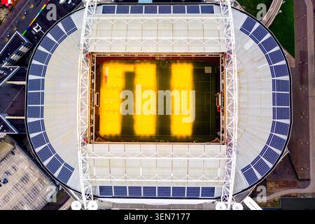 Vista aerea dall'alto verso il basso della struttura del tetto apribile della Johan Cruyff Arena, dello stadio AFC Ajax, Amsterdam Zuidoost, Amsterdam, Paesi Bassi Foto Stock