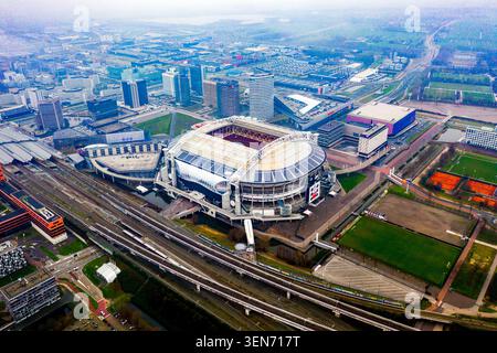 Vista aerea con drone della Johan Cruyff Arena, dello stadio AFC Ajax, di Amsterdam Zuidoost e dello skyline di Amsterdam, Paesi Bassi Foto Stock