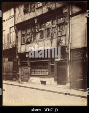 Maison al numero 74, rue Saint-Romain si trova a Rouen nel 1907. Questa stampa in gelatina d'argento di Atget registra le abitazioni in legno e le caratteristiche architettoniche della casa. Foto Stock