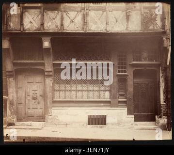 Maison al numero 74, rue Saint-Romain si trova a Rouen nel 1907. Questa stampa in gelatina d'argento di Atget registra le abitazioni in legno e le caratteristiche architettoniche della casa. Foto Stock