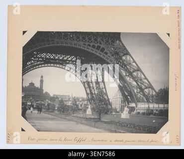 Hippolyte Blancard ha creato una fotografia per la stampa nel 1889 che mostra una vista sotto la Torre Eiffel con il Palazzo del Trocadero sullo sfondo durante l'esposizione internazionale di Parigi. Foto Stock