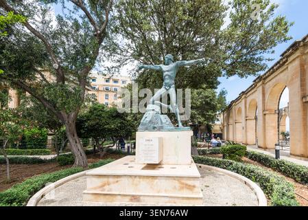 La Valletta, Malta - 16 maggio 2025: La scultura in bronzo Enea di Ugo Attardi si trova nei giardini Barrakka inferiori, circondati da vegetazione, archi in pietra, a Foto Stock