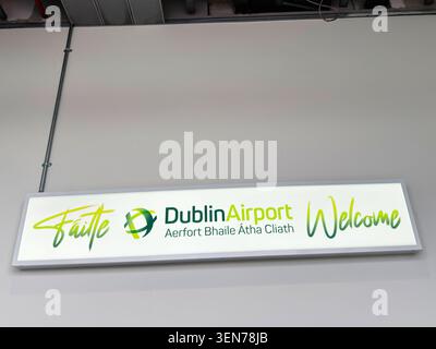 Dublino, Irlanda - 20 maggio 2026: Cartellino di benvenuto e Fáilte retroilluminato sopra l'ingresso del terminal dell'aeroporto di Dublino. Foto Stock