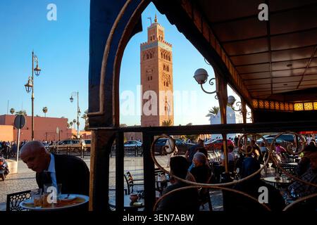 Moschea di Koutoubia / Moschea di Kutubiyya Minareto Tower vista dal Café Koutoubia, Marrakech, Marocco, Nord Africa Foto Stock
