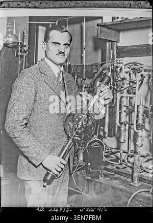 Il professor Arthur Compton appare in una fotografia di stampa del 1927 riprodotta da una fotografia originale dell'agenzia Pacific and Atlantic. Il ritratto monocromatico registra il fisico durante gli anni tra le due guerre e riflette la copertura della stampa contemporanea di figure scientifiche. Foto Stock
