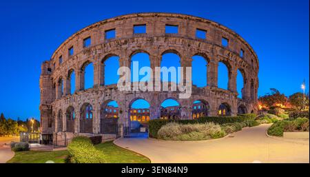 Pola, vista storica della Croazia all'ora blu. Foto Stock