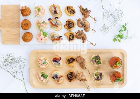Delizioso assortimento di antipasti gourmet serviti su eleganti piatti di legno Foto Stock