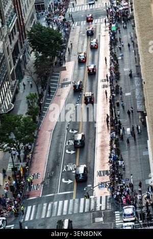 Il corteo del presidente Trump in accelerazione su 34th Street fino alla finale dei Knicks al Madison Square Garden, 8 giugno 2026, New York, USA Foto Stock