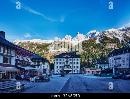 Scena di strada nel centro di Chamonix-Mont-Blanc, Francia, Europa Foto Stock