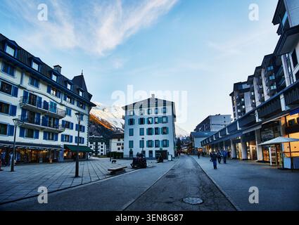 Scena di strada nel centro di Chamonix-Mont-Blanc, Francia, Europa Foto Stock