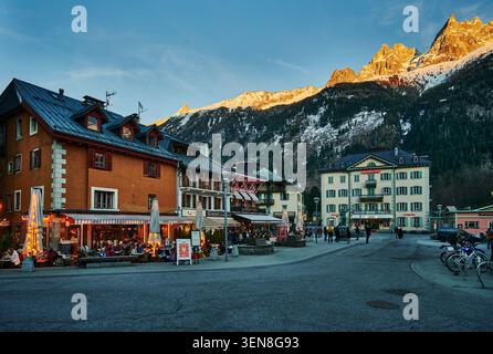 Scena di strada nel centro di Chamonix-Mont-Blanc, Francia, Europa Foto Stock