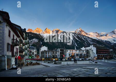 Scena di strada nel centro di Chamonix-Mont-Blanc, Francia, Europa Foto Stock