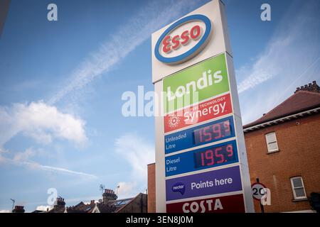 LONDRA - 16 APRILE 2026: FULHAM PALACE ROAD - cartello del prezzo del carburante presso il distributore di benzina esso Foto Stock