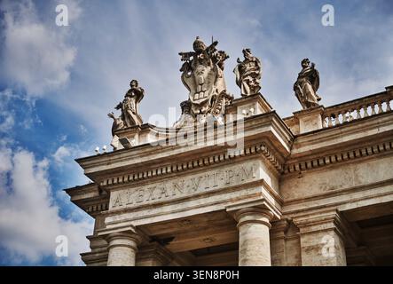 Particolare del colonnato di Piazza San Pietro (XVII secolo) nella città del Vaticano, con statue di santi e lo stemma di Papa Alessandro VII, RO Foto Stock