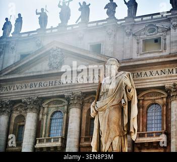 Statua di st. Paolo (1847) di fronte alla facciata principale (XVII secolo) della Basilica di San Pietro nella città del Vaticano, Roma, Italia, Europa Foto Stock