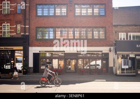 LONDRA - 22 APRILE 2026: KENSINGTON HIGH STREET – ristorante di Nando Foto Stock