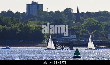 Navigazione notturna estiva sul fiume Mersey al largo di Rock Ferry, Wirral, lunedì 11 maggio 2026. Foto Stock