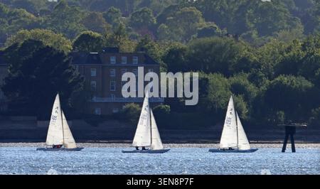 Navigazione notturna estiva sul fiume Mersey al largo di Rock Ferry, Wirral, lunedì 11 maggio 2026. Foto Stock