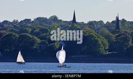 Navigazione notturna estiva sul fiume Mersey al largo di Rock Ferry, Wirral, lunedì 11 maggio 2026. Foto Stock