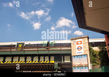 LONDRA - 27 APRILE 2026: Balham Station - London Overground e National Rail alla stazione della metropolitana di Balham. Foto Stock