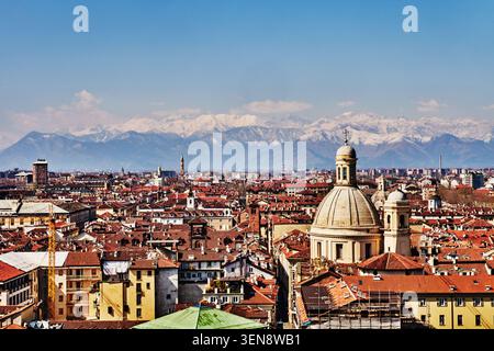 Vista panoramica della città di Torino, in Italia, che mostra i tetti del centro storico con le Alpi innevate sullo sfondo, il Nord Italia, l'Europa Foto Stock