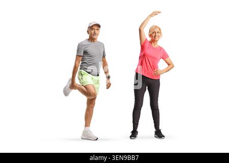 Uomo e donna anziani in abbigliamento sportivo stretching e esercizio fisico insieme isolati su sfondo bianco Foto Stock