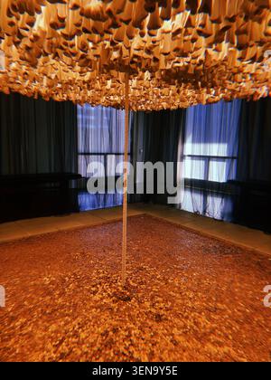 Interno di una galleria museale con un lampadario e una scala, Austin, Texas, USA. Uso editoriale solo. Foto Stock