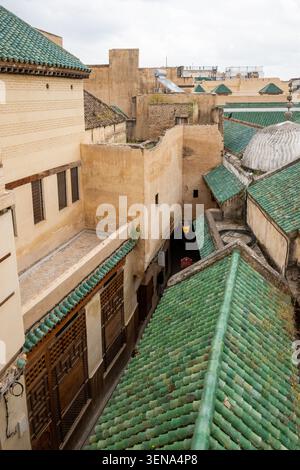 Il tetto della Madrasa al-Attarine a FES, Marocco Foto Stock