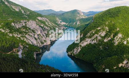 Panorama droni di acque calme che si snodano attraverso uno spettacolare paesaggio di canyon di montagna Foto Stock