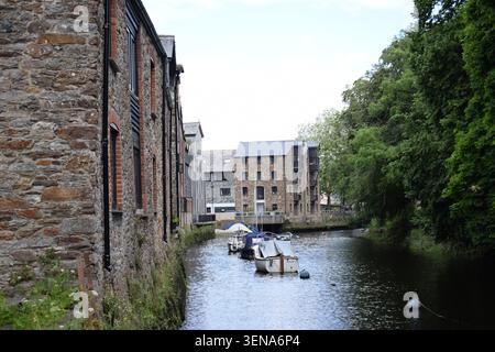 Barche ormeggiate sul fiume Dart accanto agli edifici storici lungo il fiume a Totnes, South Devon, Inghilterra, Regno Unito. Foto Stock