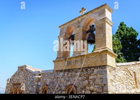 Campanile della chiesa greco-ortodossa presso il monastero di Panagia Kera Kardiotissa a Creta, Grecia Foto Stock