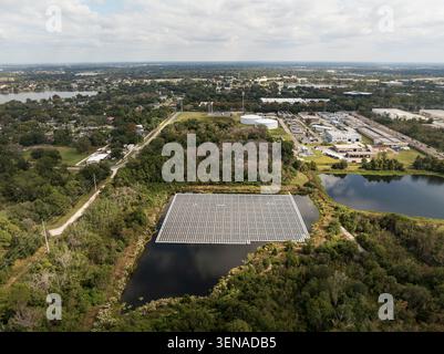 Fotografia aerea di un array solare galleggiante ad Altamonte Springs, Florida, Stati Uniti. A nord di Orlando, Florida. 4 novembre 2025. Foto Stock