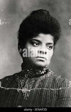 Fotografia ritrattistica storica di Ida B. Wells-Barnett, giornalista americana, educatrice, suffragista e attivista per i diritti civili, mostrata in abbigliamento formale durante l'apice della sua difesa contro il linciaggio e la giustizia sociale, intorno al 1894. Foto Stock