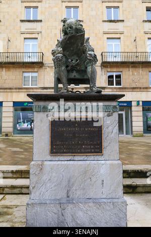 Aviles, Asturie, Spagna - 10 aprile 2026: Scultura di Juan Carreno de Miranda in piazza Camposagrado nel centro storico della città di Aviles, AST Foto Stock