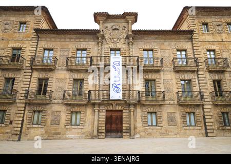 Aviles, Asturie, Spagna - 10 aprile 2026: Palazzo Camposagrado nel centro storico della città di Aviles, Asturie, Spagna. Foto Stock