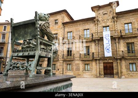 Aviles, Asturie, Spagna - 10 aprile 2026: Scultura di Juan Carreno de Miranda nel Palazzo Camposagrado nel centro storico della città di Aviles, Foto Stock