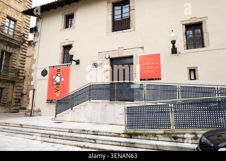Aviles, Asturie, Spagna - 10 aprile 2026: Sala permanente del fumetto in piazza Camposagrado nel centro storico della città di Aviles, Asturie, Spagna. Foto Stock