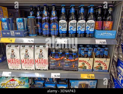 Morrisons senza alcool , basso alcool, varietà di bevande con 0,0 birre, bottiglie a basso contenuto alcolico e alternative lager senza alcool Foto Stock