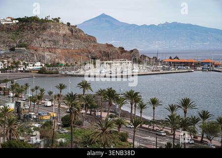 Porticciolo di San Sebastian de la Gomera con il monte Teide che si innalza sopra Tenerife nelle Isole Canarie, Spagna Foto Stock
