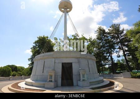 I raggi di luce del sole si diffondono sul memoriale VSS Maine presso il cimitero nazionale di Arlington, Virginia, Stati Uniti, in una luminosa giornata primaverile Foto Stock